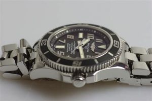 The sturdy fake Breitling Superocean A1736402 watches are made from stainless steel.